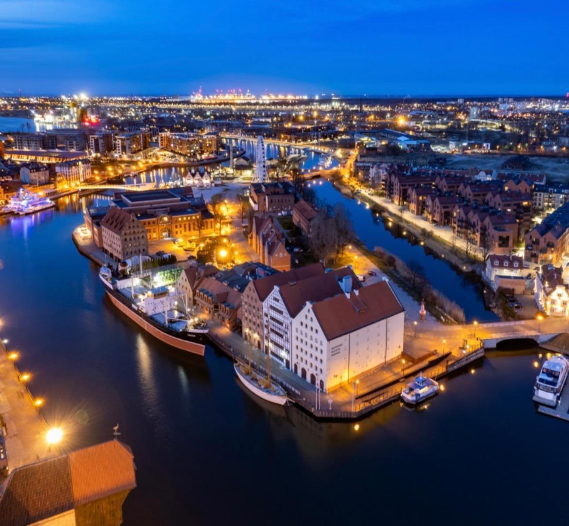 Baltic Riviera Apartments - Luxurious Apartment With Patio And River View グダニスク エクステリア 写真